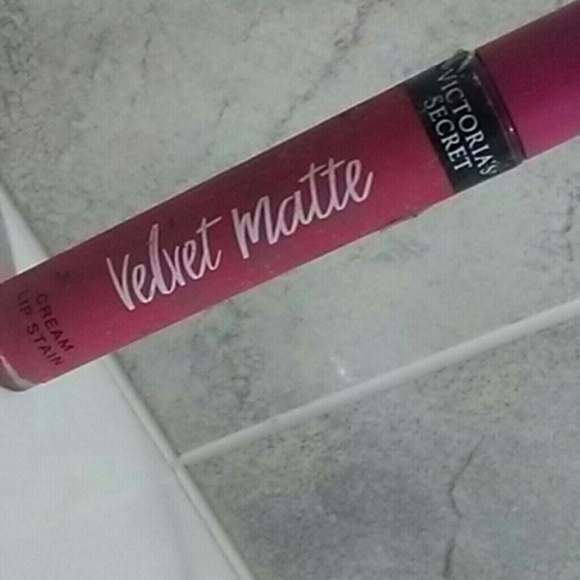 Victoria's Secret velvet matte lipstick - Picture 1 of 2